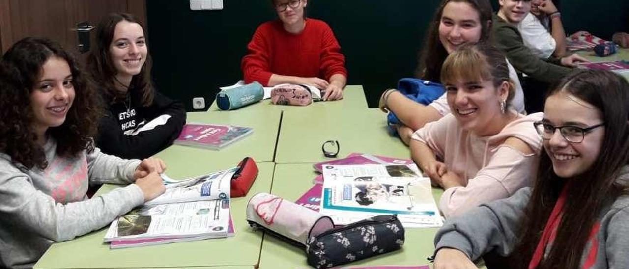 Violette Marchal (en el centro), junto a varias estudiantes de 4.º curso del Instituto de Infiesto.