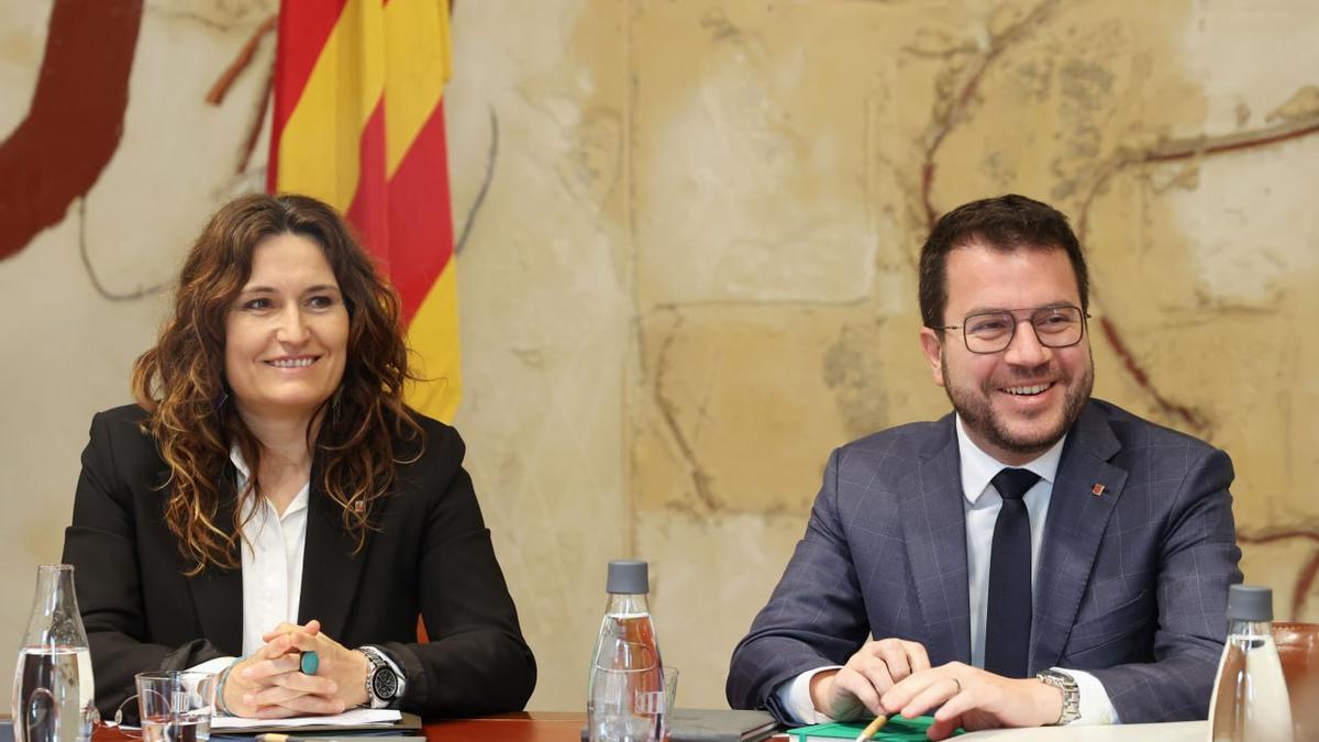 El president de la Generalitat, Pere Aragonès, con la vicepresidenta, Laura Vilagrà, en la reunión del Govern de este martes
