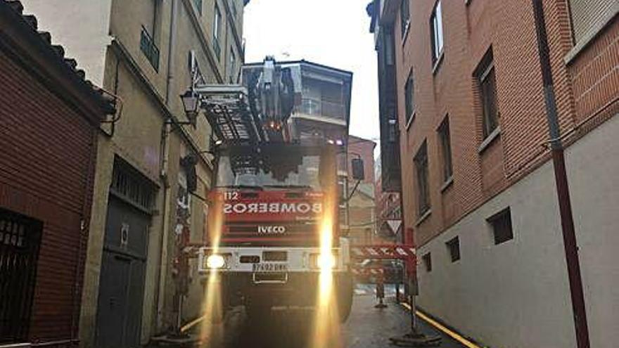 Los bomberos en la Travesía de Cervantes actuando debido a una caída del enfoscado bajo cubierta.