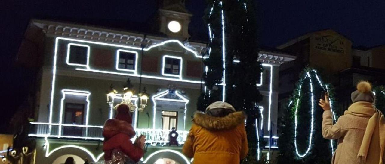 Acto de encendido del alumbrado navideño en la plaza del Ayuntamiento de Langreo. | L. M. D.