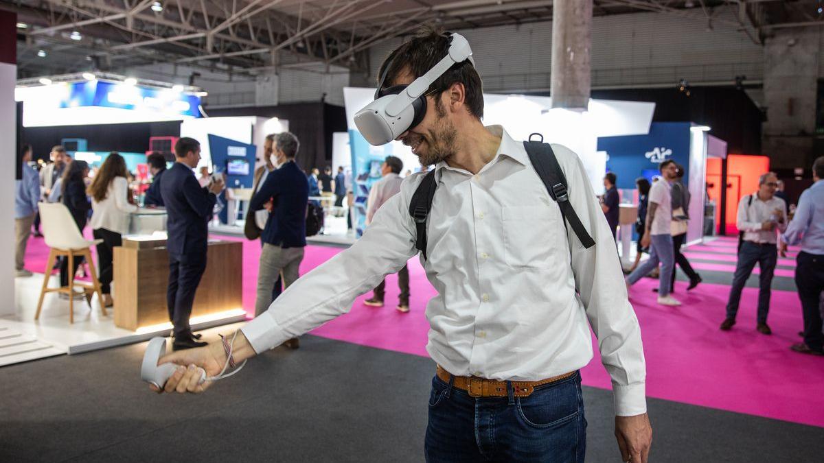 Un asistente al ISE interactúa con la realidad virtual.
