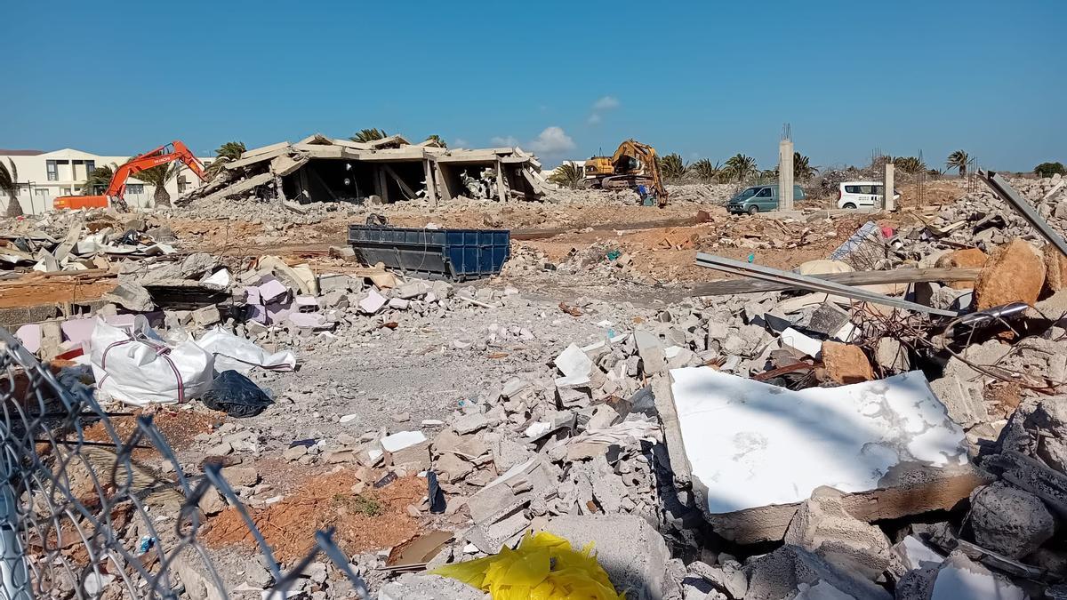 Obras de derribo, ayer, del hotel situado al final de la Avenida de Las Palmeras en Costa Teguise.