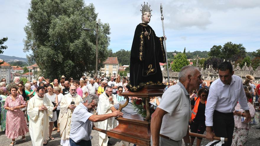 Un momento de la multitudinaria procesión de San Benito, ayer, en Gondomar.