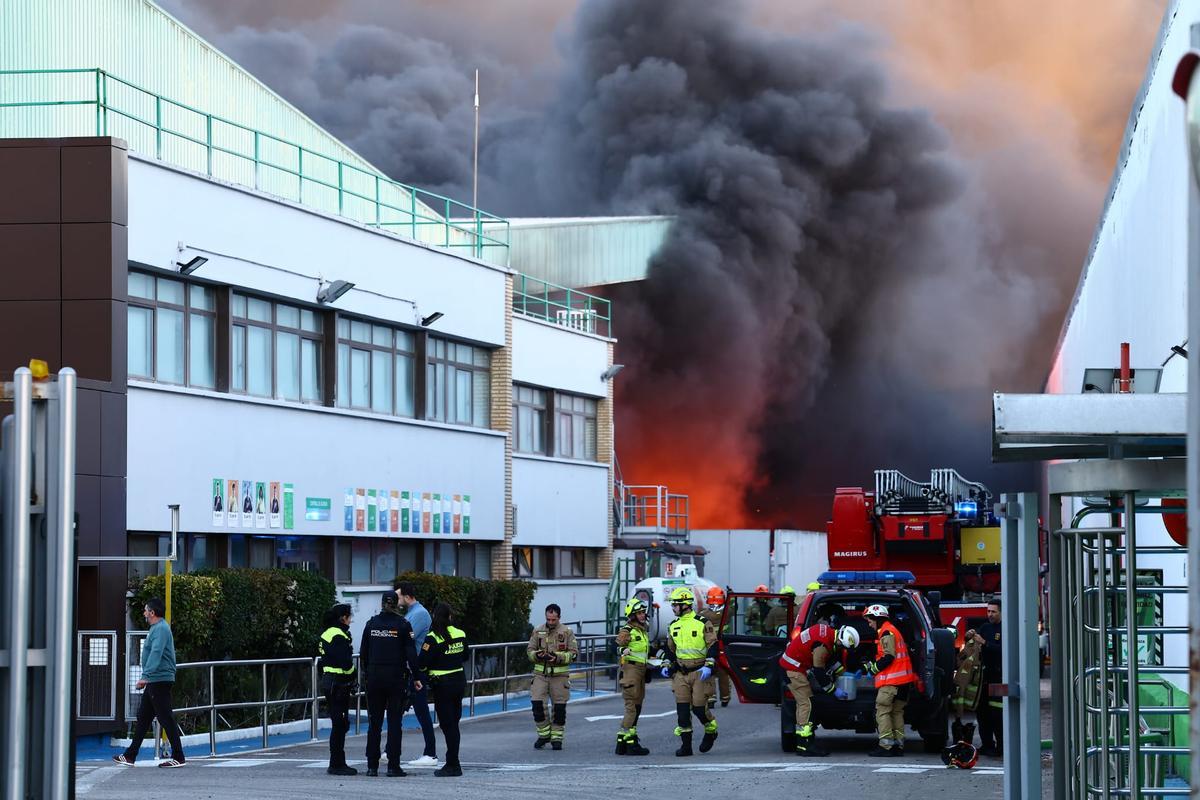 En imágenes I Incendio en la planta de Saica en Zaragoza