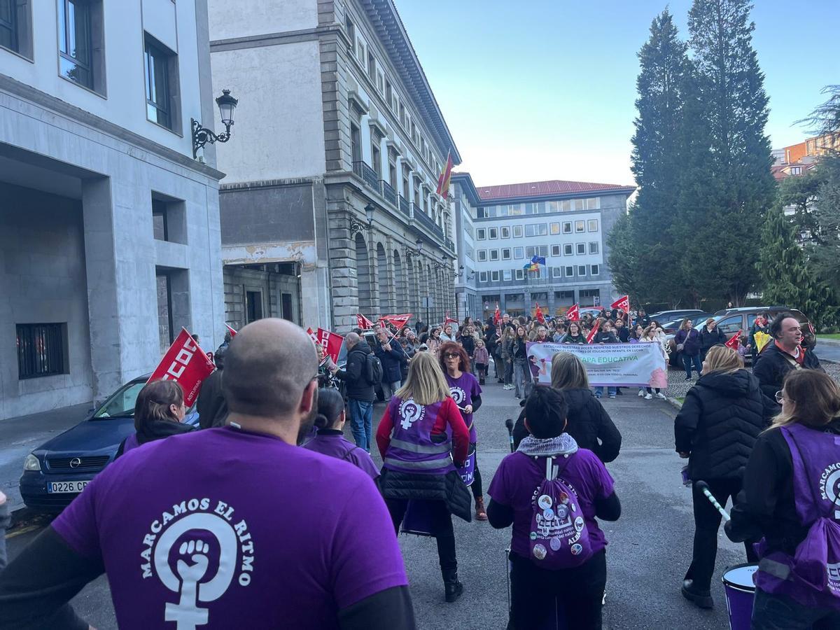 Protesta de las escuelinas, ante la Consejería de Educación, en Oviedo.