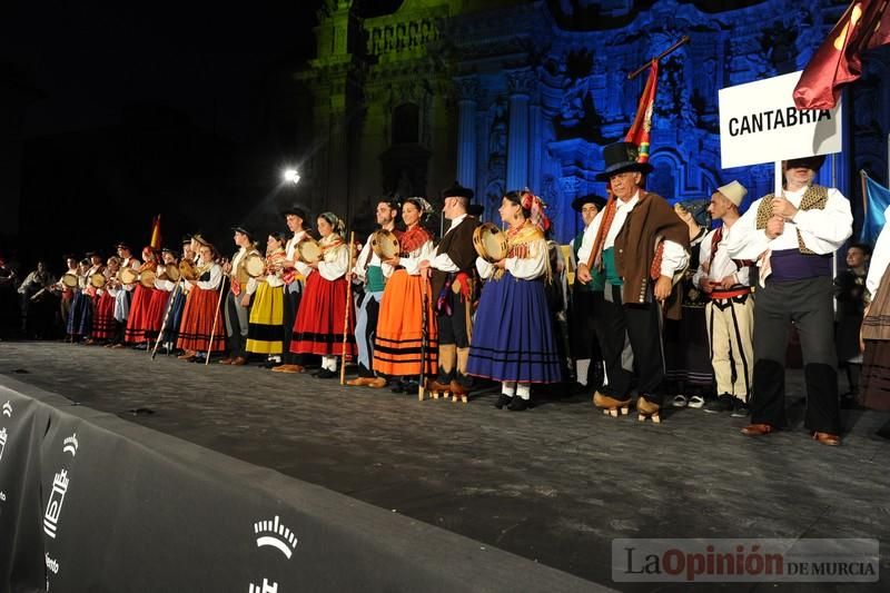 La Antorcha de la Amistad y el Moneo brillan en colores con motivo de este Festival Internacional de Folclore