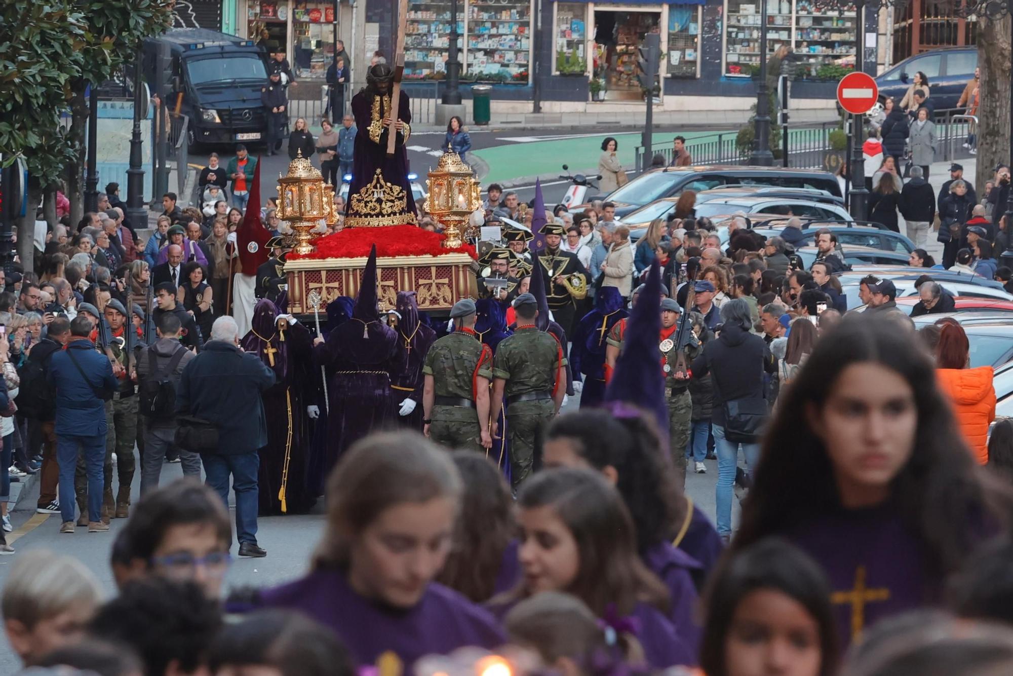 El Señor de Oviedo atrae multitudes: mira las fotos de la procesión del Nazareno