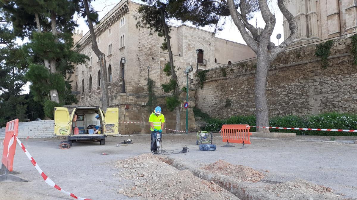 Un operario realiza una zanja en d&#039;Alt Murada.