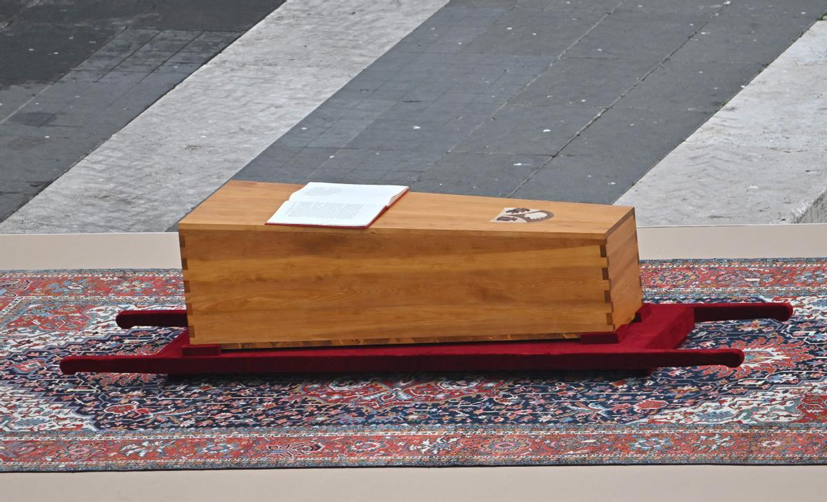 El ataúd del Papa Emérito Benedicto XVI se muestra al comienzo de su misa fúnebre en la plaza de San Pedro en el Vaticano.