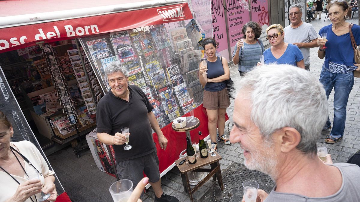 Brindis sorpresa en el Born para despedir a Juan Viso, el quiosquero emblemático del barrio: "Es parte de nuestra identidad"