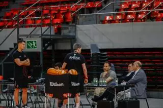 Cónclave por la salvación en el Casademont Zaragoza: Reynaldo Benito, Artigas y Llompart, en el entrenamiento