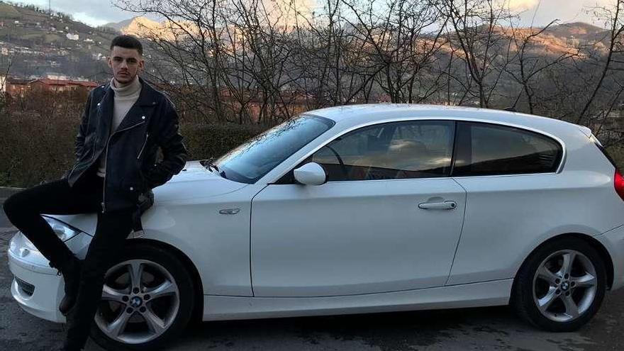 Berto Fernández posa junto a su coche en Laviana.