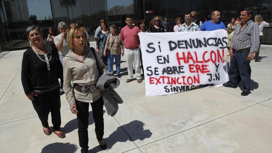 Los trabajadores, frente a los juzgados en 2012.