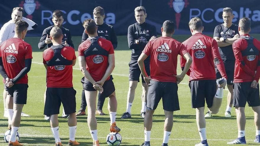 El cuerpo técnico, con Unzué al frente, charla con la plantilla al inicio del entrenamiento celebrado ayer en Balaídos. // Alba Villar