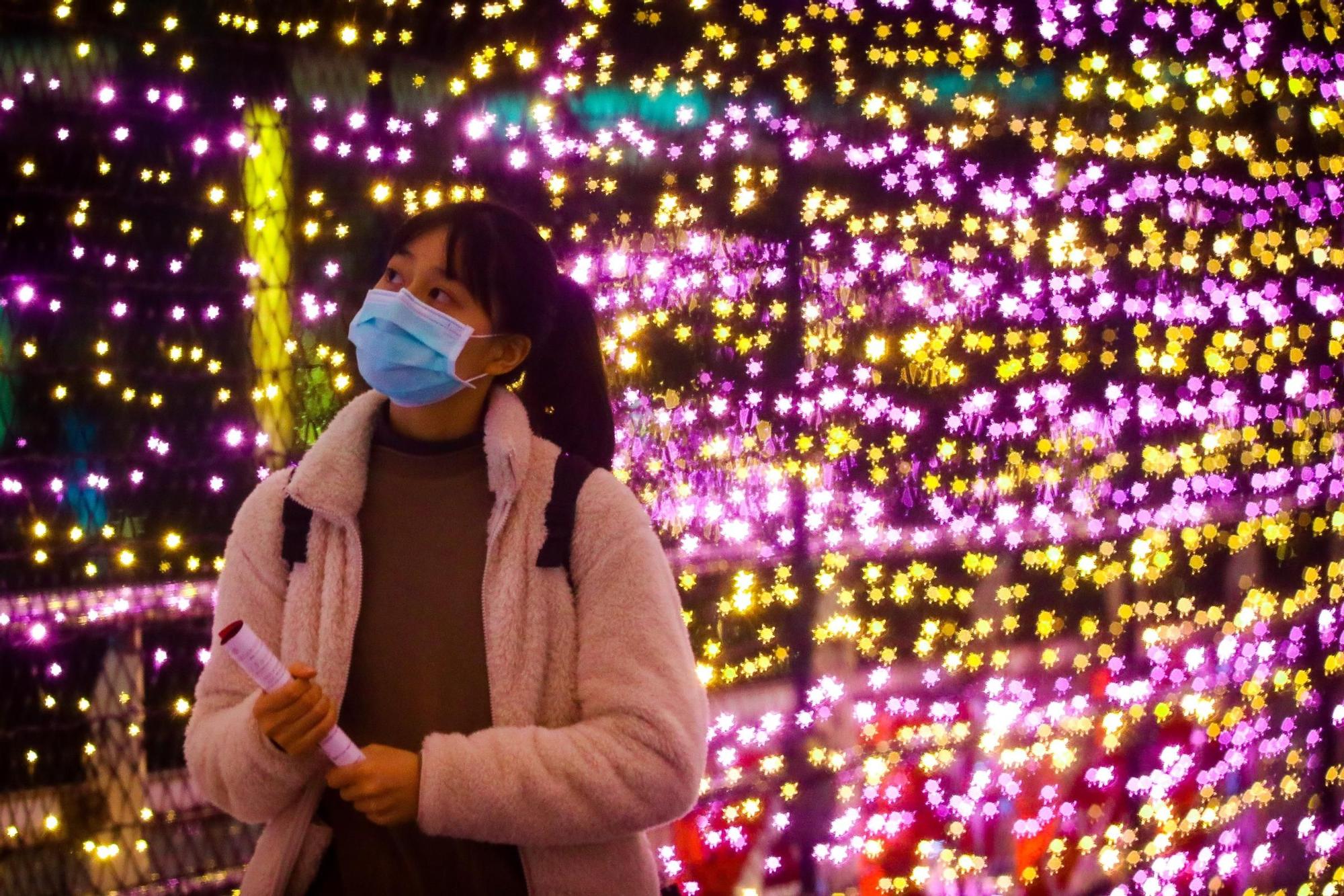 Una mujer pasa junto a la decoración navideña de Taiwán.