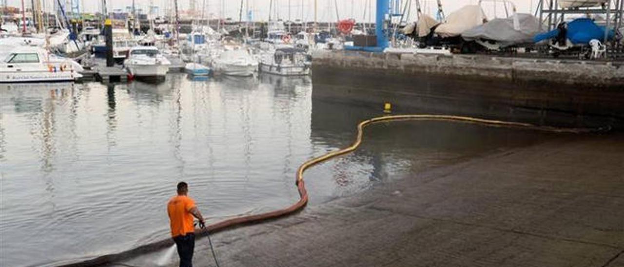 El Puerto asegura que el barco que provocó el vertido ya no suelta fuel