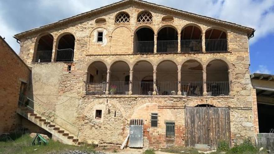 casa de 3 cossos amb galeries Ballús. Avià