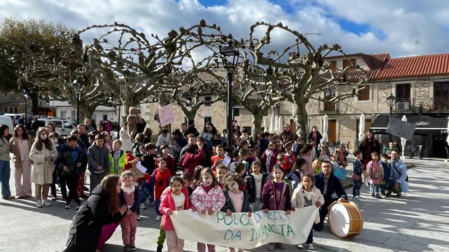 La comunidad educativa, en la Praza do Concello.