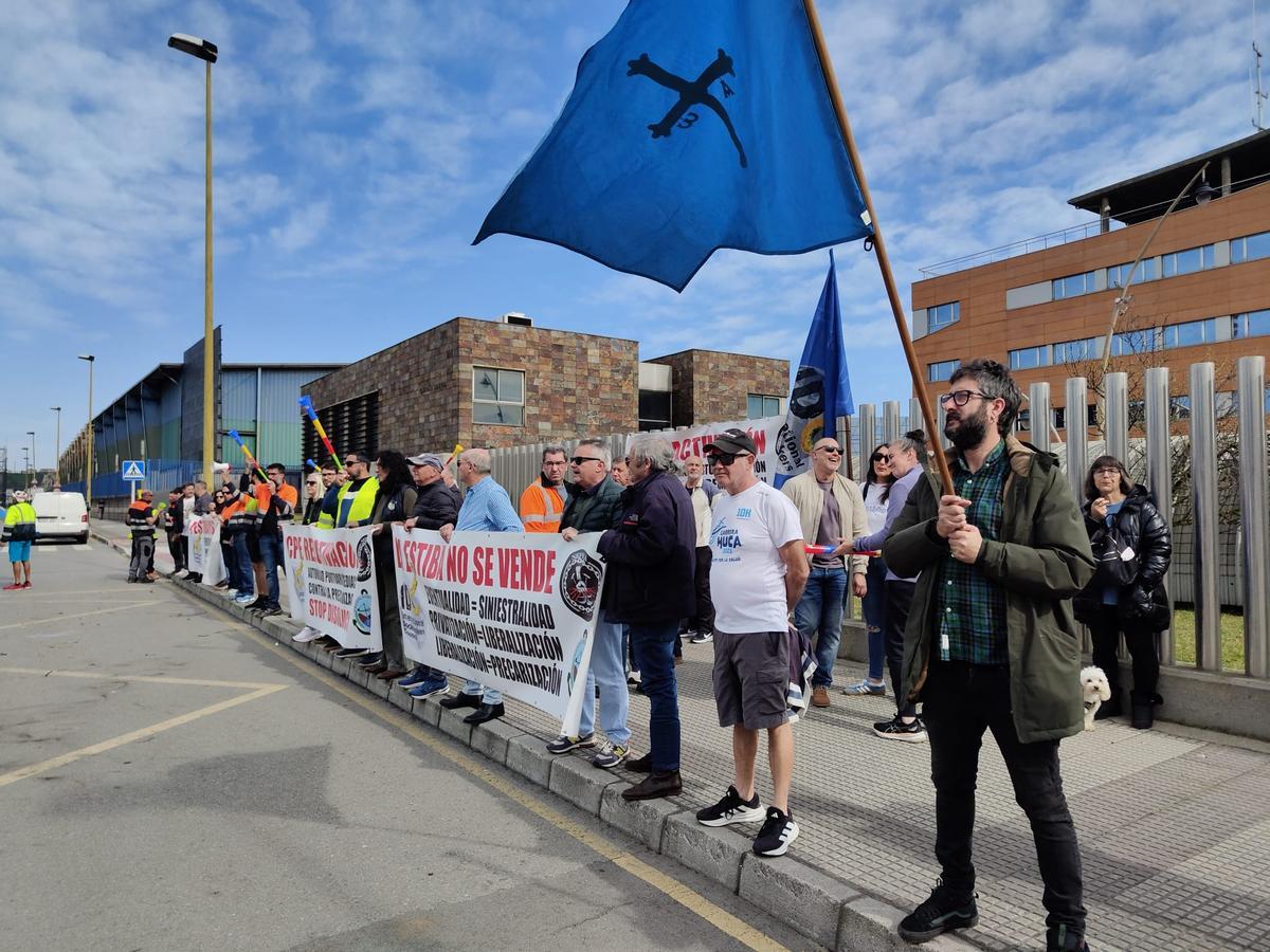 Concentración de trabajadores de la estiba, este lunes.