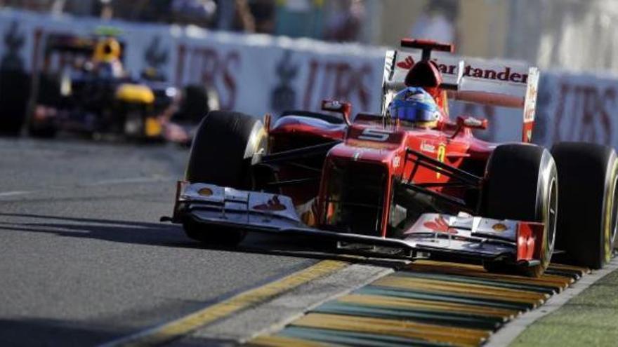 Fernando Alonso rueda con su Ferrari por delante del Red Bull de Mark Webber durante las primeras vueltas del GP de Australia. / Foto Efe