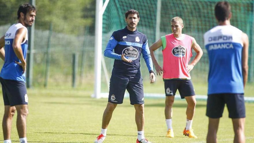 Víctor Sánchez da instrucciones a los jugadores durante un entrenamiento en Abegondo.