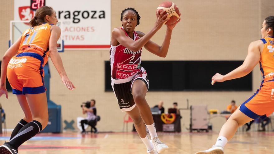 Adaora Elonu, en acció durant el partit del dissabte passat contra el València en l&#039;Open Day celebrat a Saragossa