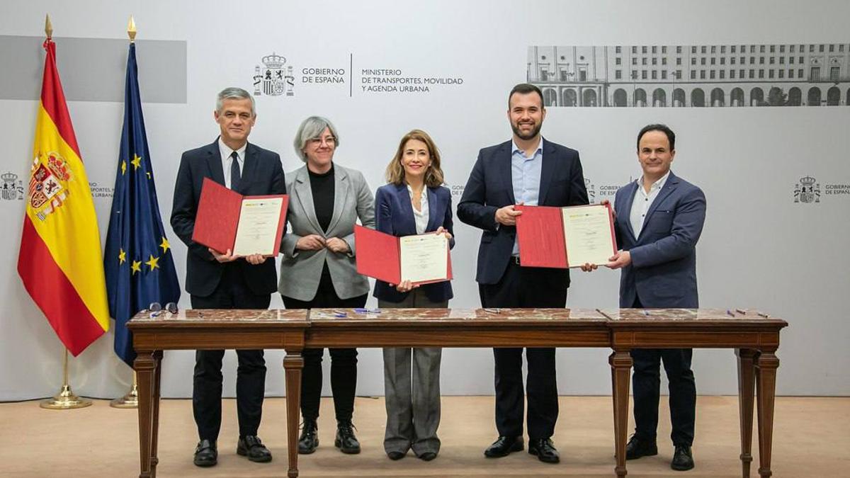 La consejera de Vivienda, Leire Iglesias, y los alcaldes con la ministra de Transporte en la firma del acuerdo.