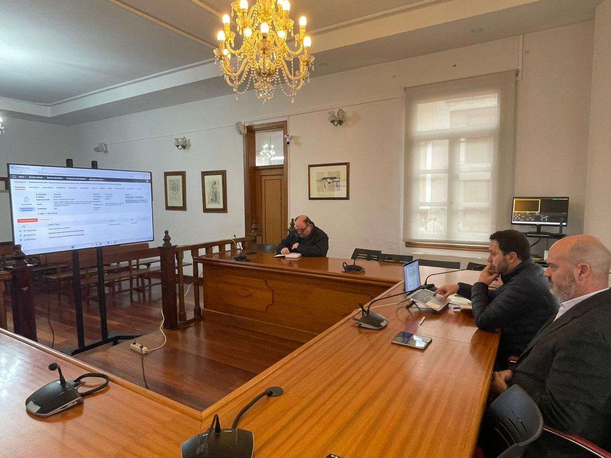 La reunión de la mesa de contratación del Concello de Bueu para el proyecto del Parque Urbano Lugrís.