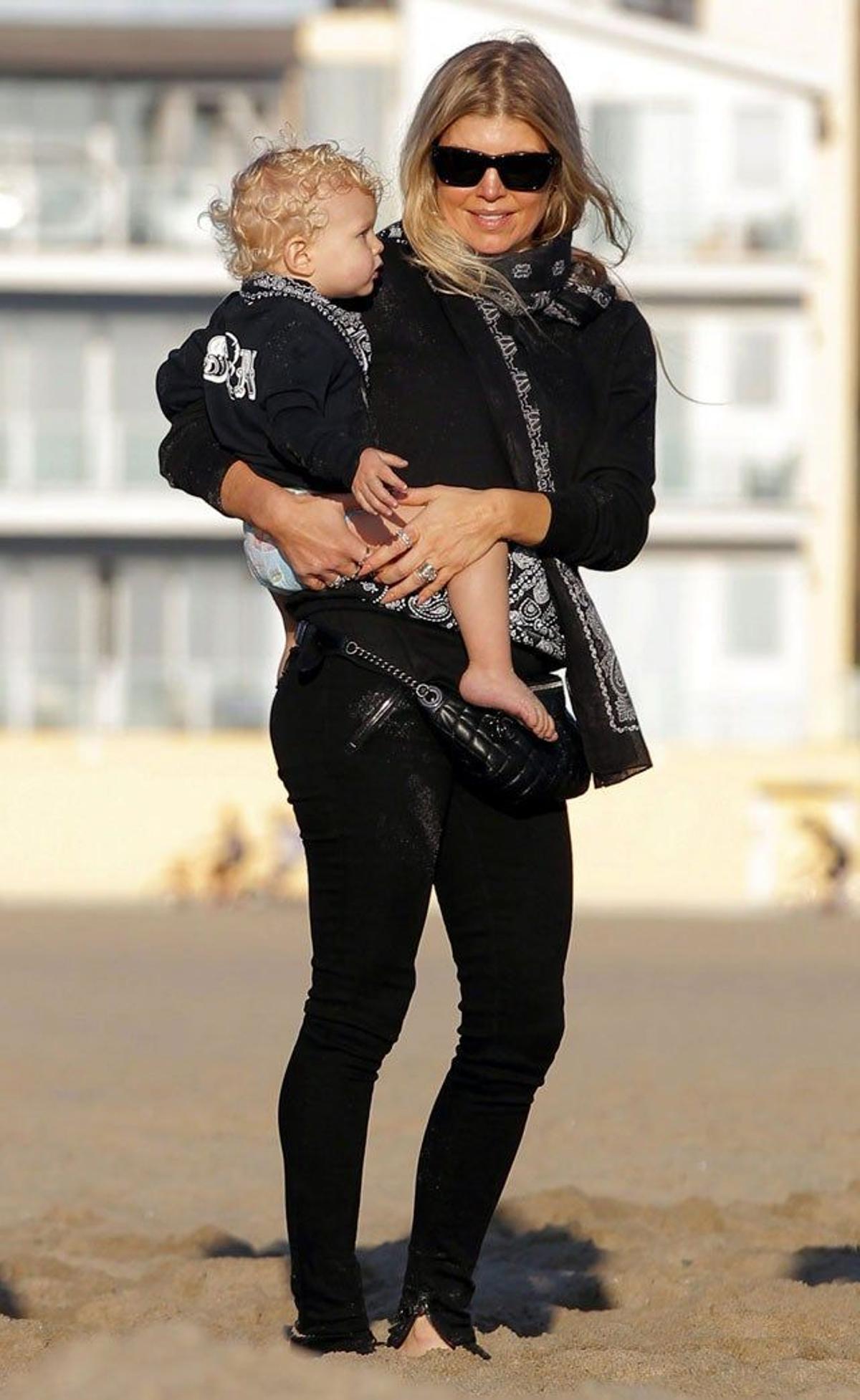 Fergie y Axl en la playa de Santa Mónica viendo jugar a Josh Duhamel