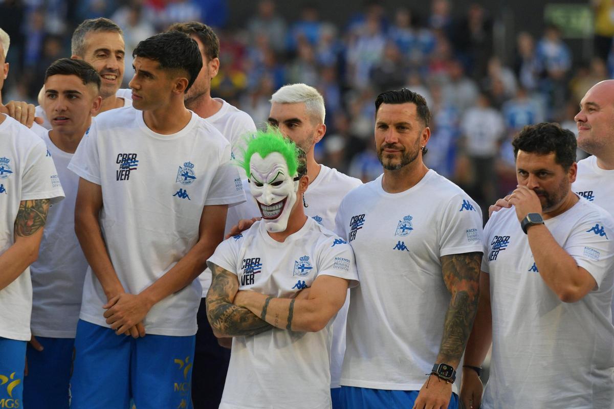 Así fue la invasión de aficionados en el campo en la celebración tras el partido en Riazor