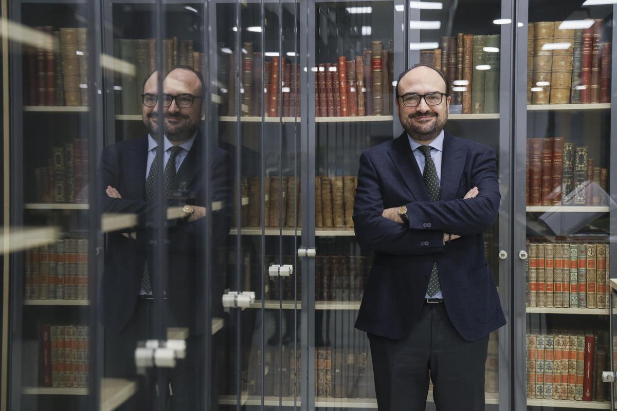 El vicedecano del Colegio Notarial de la Comunidad, Gaspar Peral, en la Biblioteca de los Libros Felices,  que alberga la colección de Manuel Desantes en la sede del colegio en Alicante.