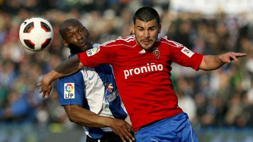 Braulio pugna con Pamarot, la pasada campaña, en el choque de Liga entre Hércules y Zaragoza.