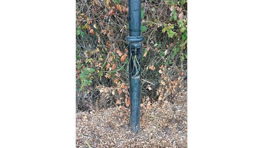 IU Benavente denuncia la extracción del cable de todas las farolas del carril bici