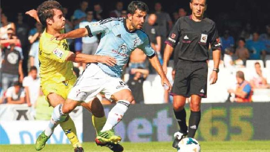 El lateral del &quot;submarino&quot; Jaume Costa persigue al centrocampista del Celta Álex López, quien trata de controlar un balón.