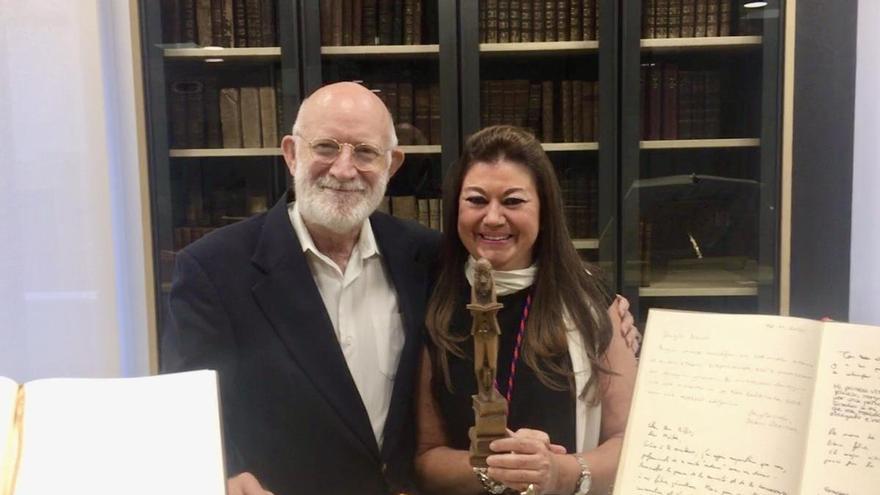 Ana Estevan deposita su libro sobre Carlos I y la música en la Biblioteca de los Libros Felices
