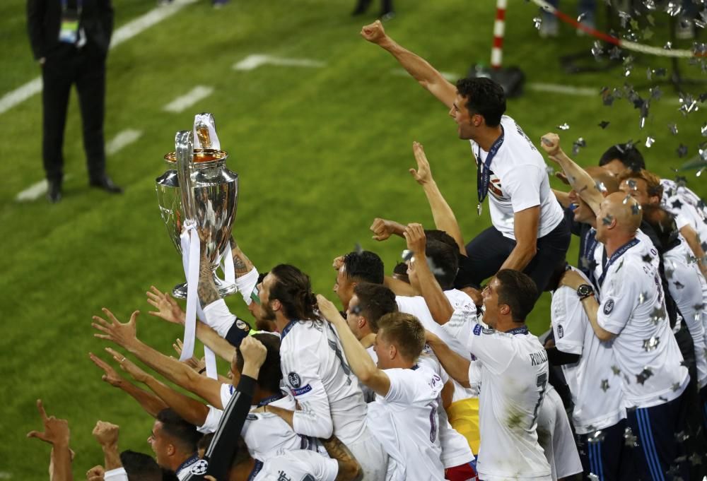 Los jugadores del Real Madrid celebran el título