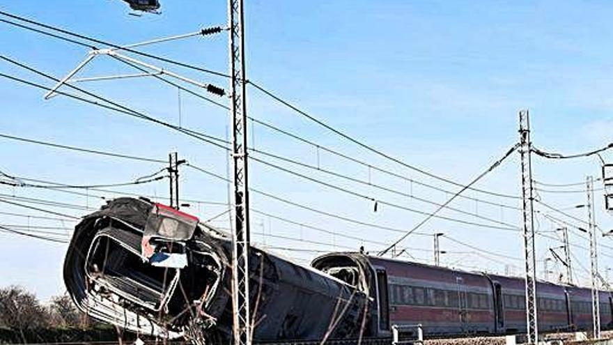 Dos morts i una trentena de ferits en descarrilar un tren a Itàlia