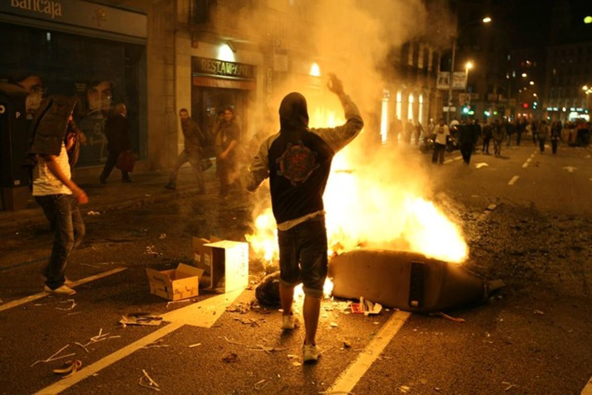 Los manifestantes cortan la plaza Espanya.