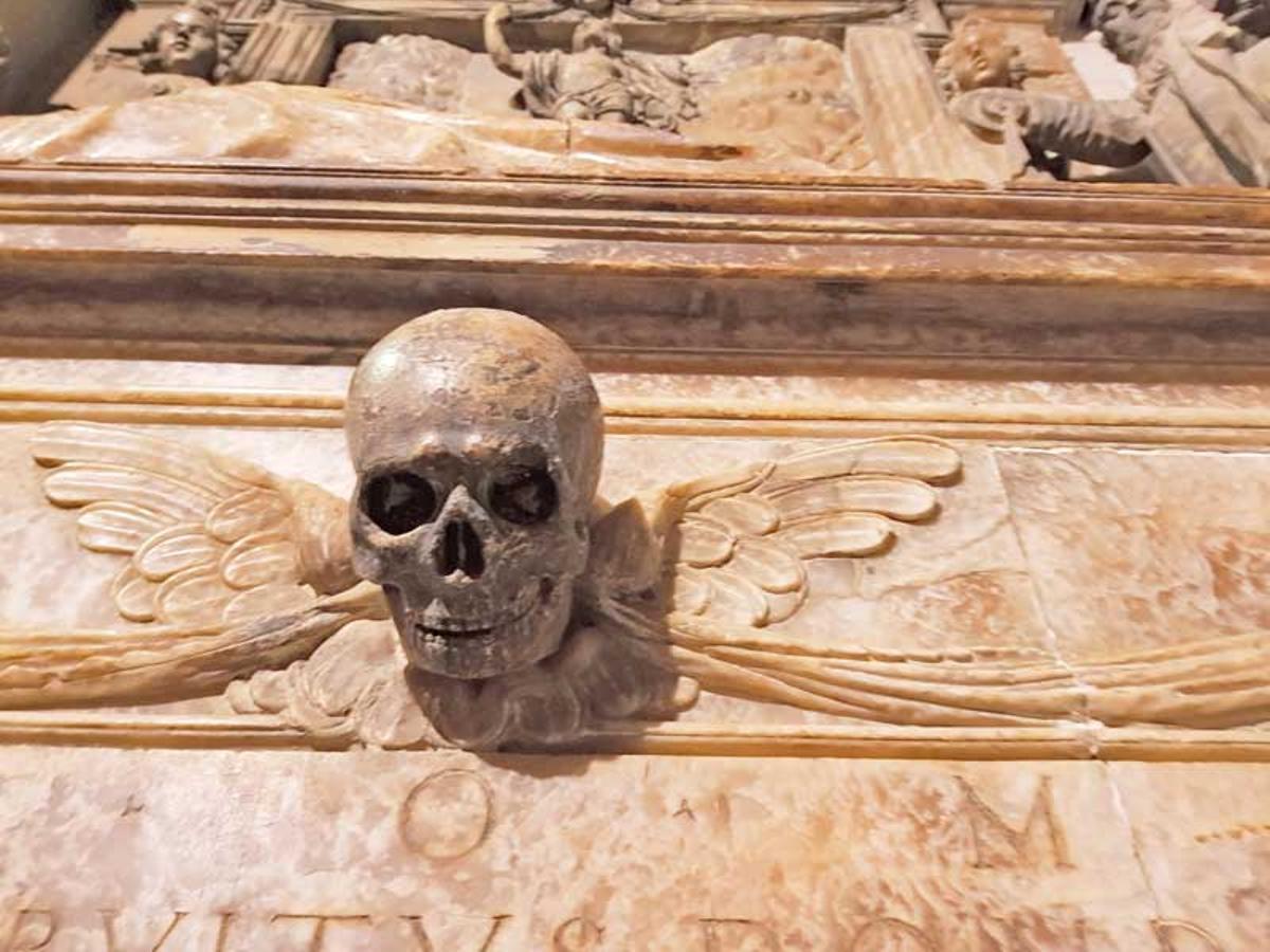 Una calavera en el interior de San Pablo