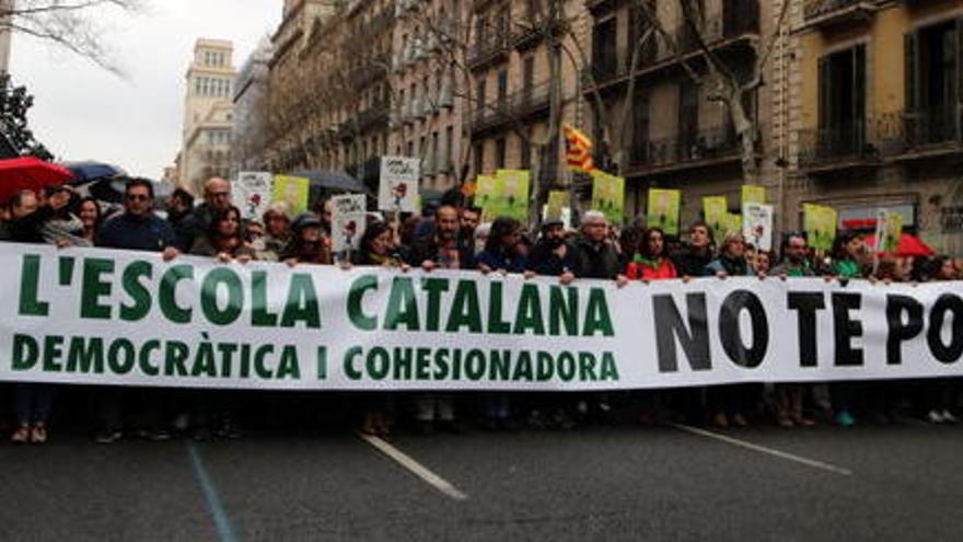 Capçalera de la manifestació en defensa de la immersió lingüística.