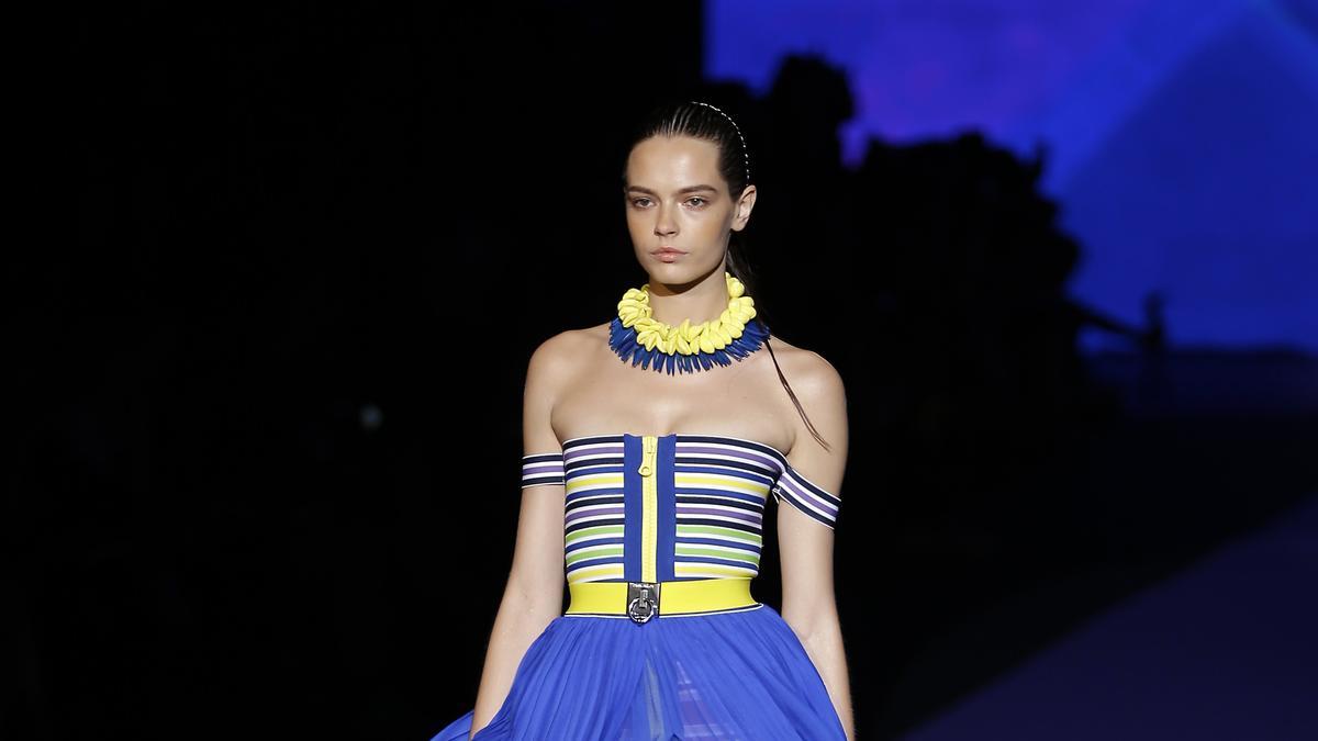 Dsquared2 Primavera-Verano 2016, sobrefalda plisada azul