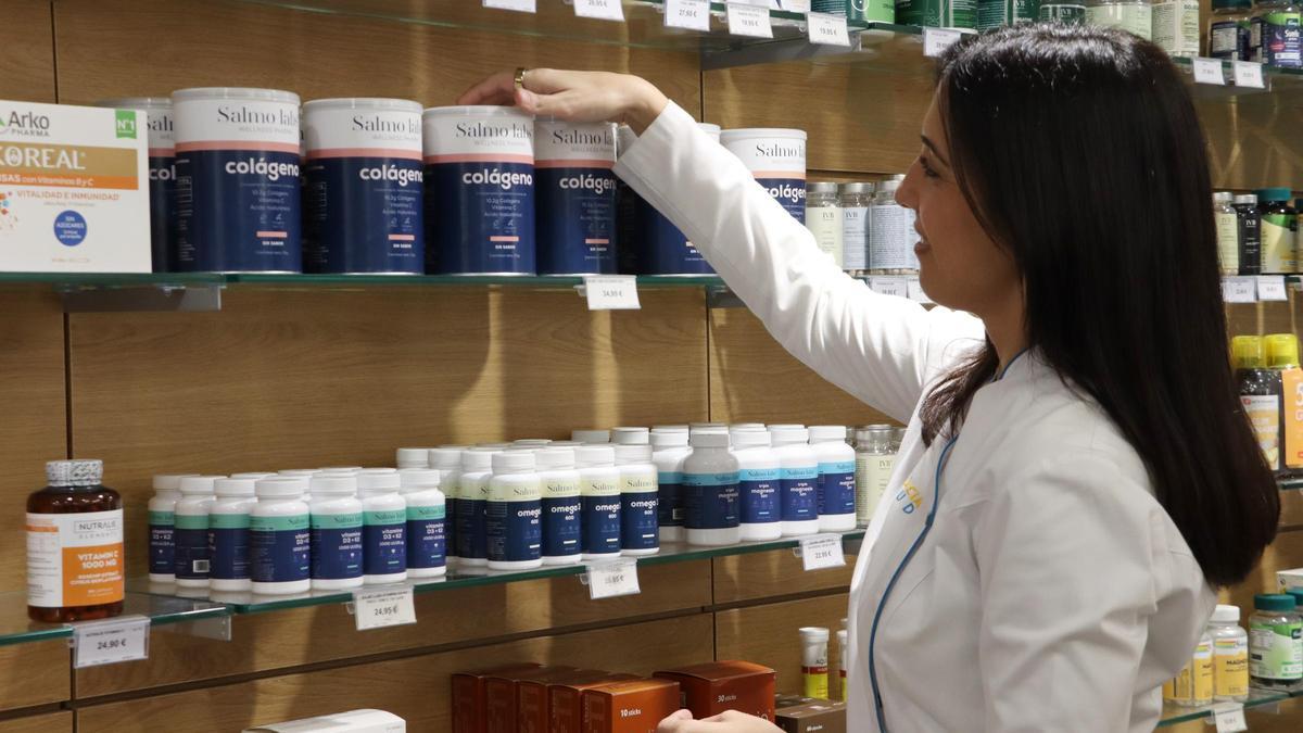 La farmacèutica Laura Salud als prestatges de complements alimentaris