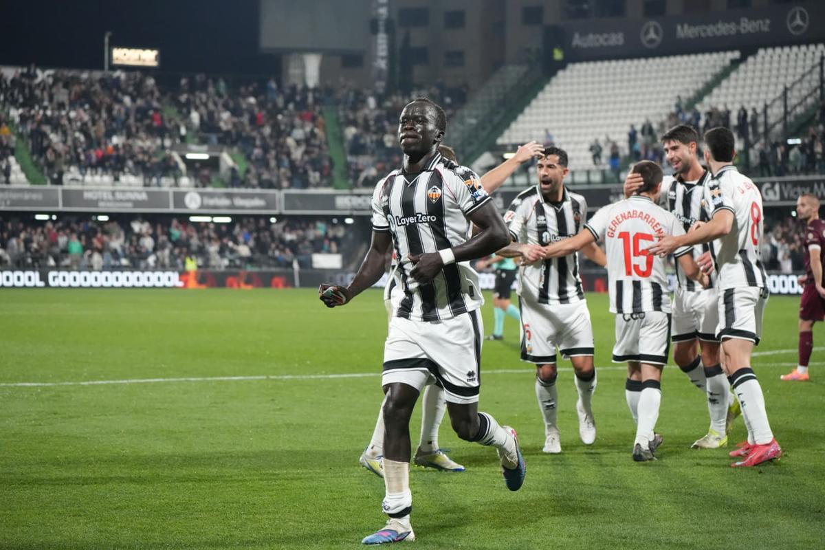 Awer Mabil, después de anotar el primer tanto del partido