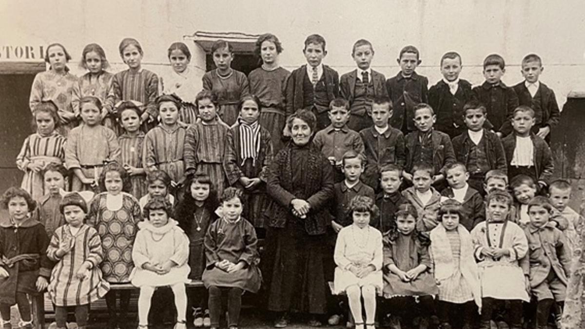 Escuela de Senegüé, 1924, Maestra Nacional Josefa Coronas.