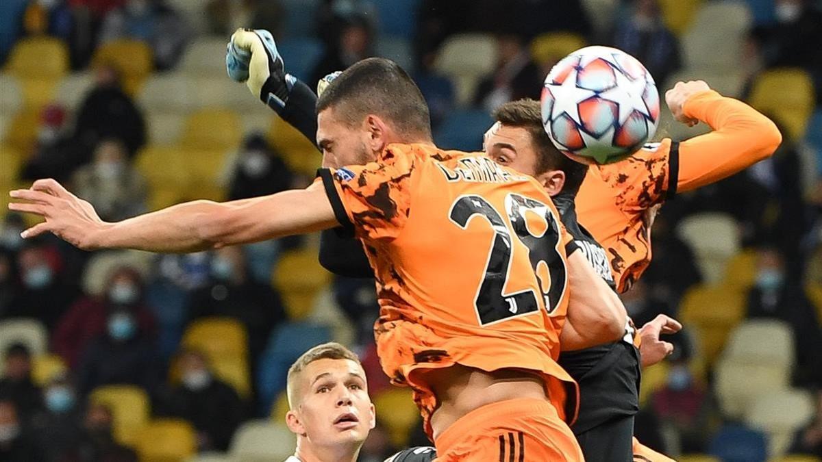 Demiral intenta rematar de cabeza ante Bushchan, el meta del Dinamo de Kiev.