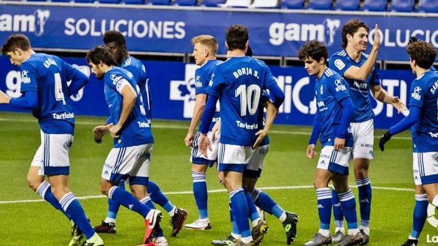 Los jugadores del Oviedo celebran uno de los goles marcados al Tenerife.