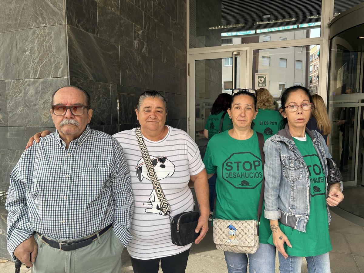 Ramón, María, teresa y Victoria, afectados por desahucios en las próximas semanas