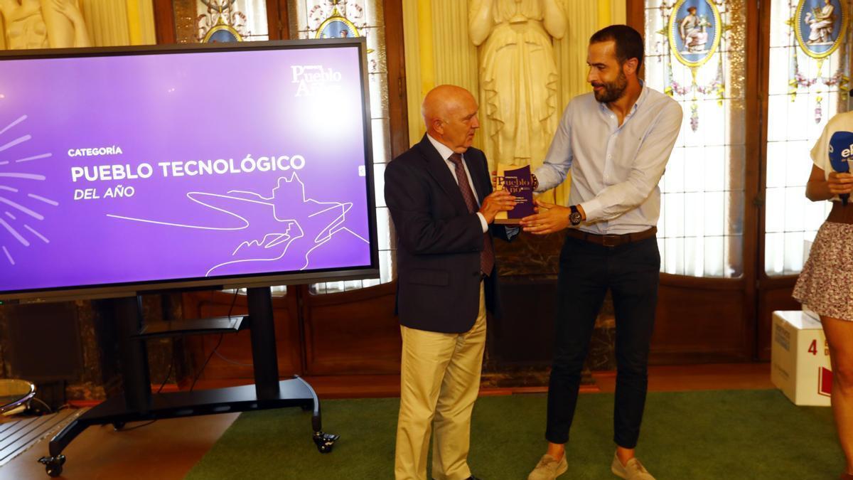 Francisco Compés, diputado provincial de Zaragoza, recogió el premio Pueblo Tecnológico del Año en nombre de Épila.