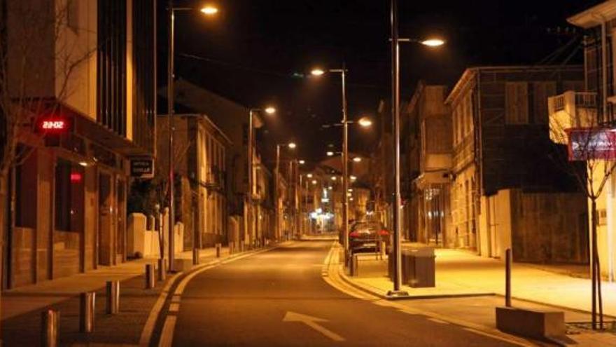 Imagen nocturna de una calle de Forcarei, iluminada por el alumbrado público.  // Bernabé / Luismy