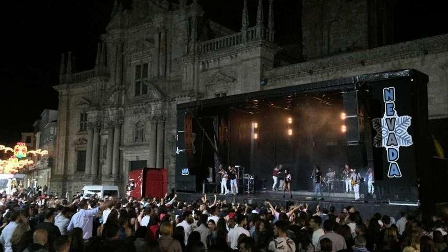 La orquesta Nevada durante la verbena que ofreció en la villa de San Rosendo. // Jesús Regal